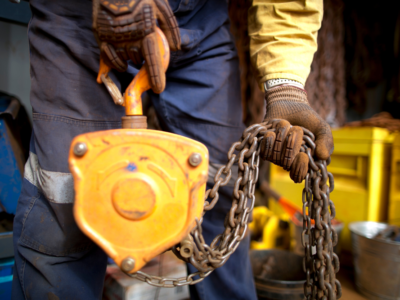 O uso de elevadores e mesas elevatórias na indústria