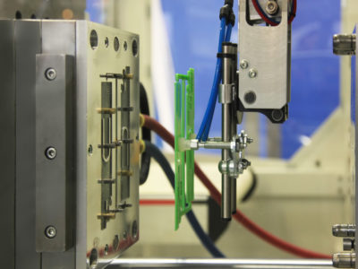 Serviços de moldagem: injeção de plástico e usinagem