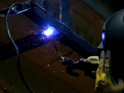 Manutenção industrial verifica máquinas e peças essenciais